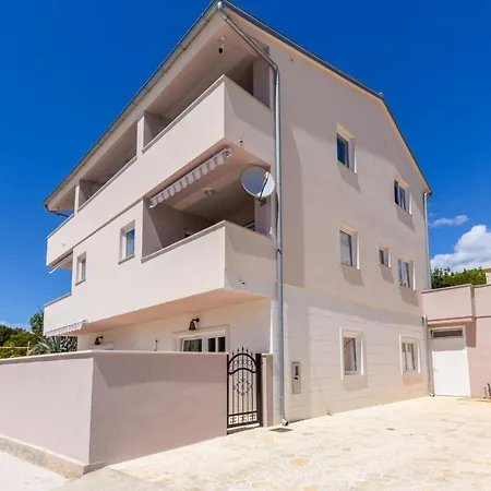 Apartments Amfora - Cozy And Modern Apartments For Up To 15 People, 100M From The Sea And Beach Stara Novalja Zewnętrze zdjęcie