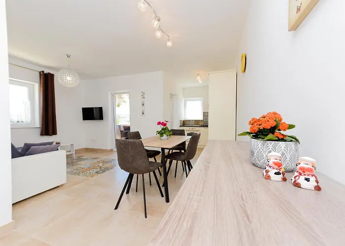 Apartments Amfora - Cozy And Modern Apartments For Up To 15 People, 100M From The Sea And Beach
