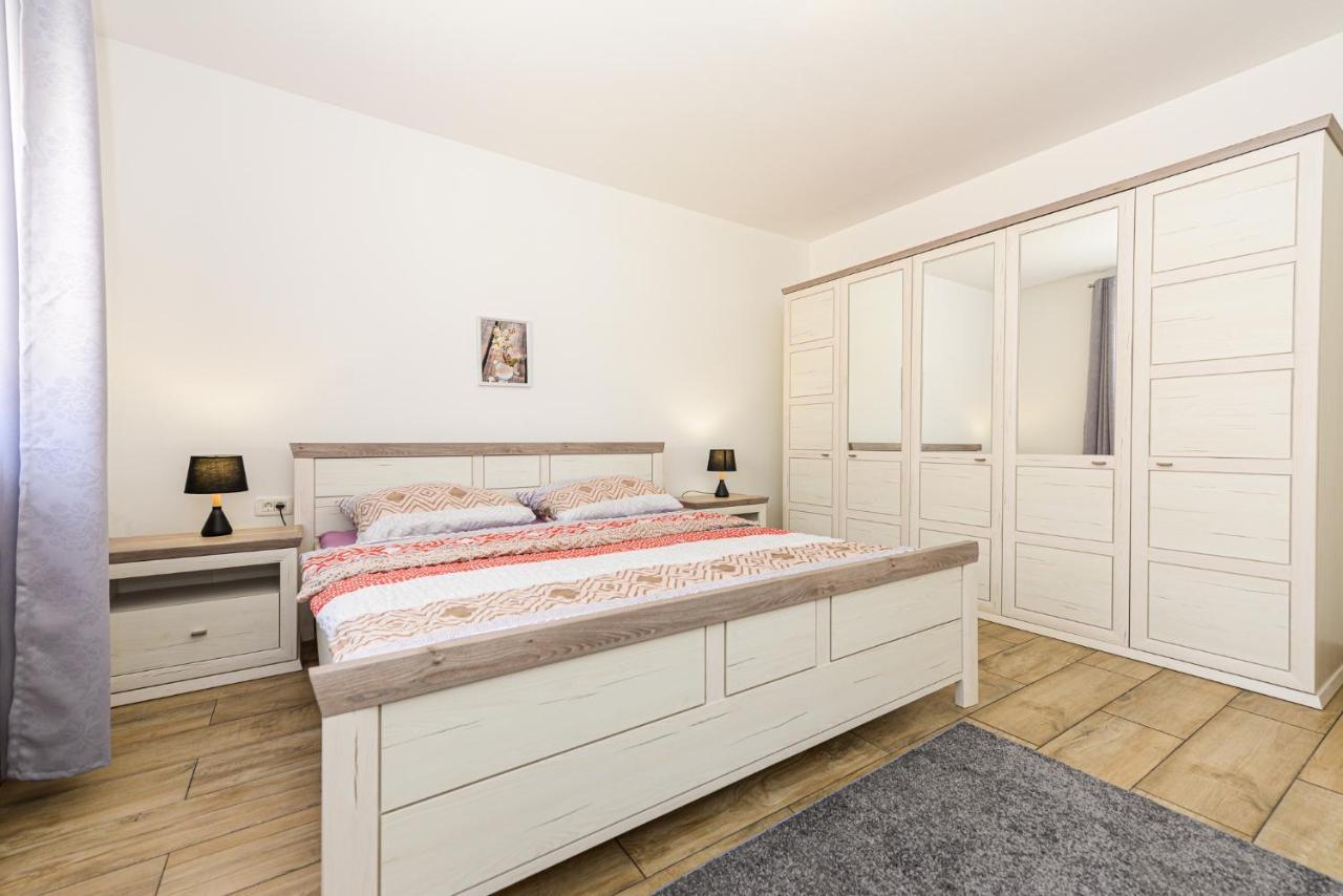 Apartment Amfora - Cozy And Modern For Up To 15 People, 100m From The Sea And *