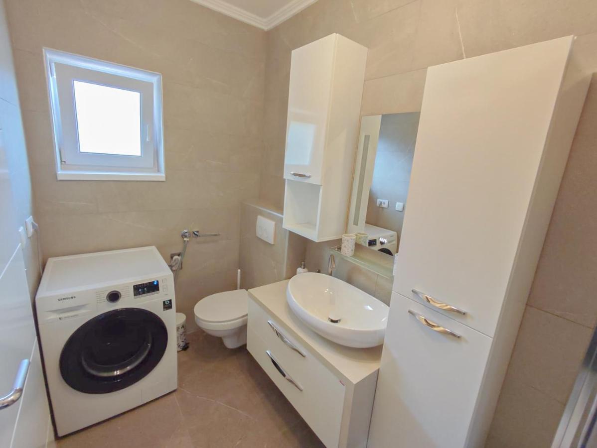 Apartment Amfora - Cozy And Modern For Up To 15 People, 100m From The Sea And *