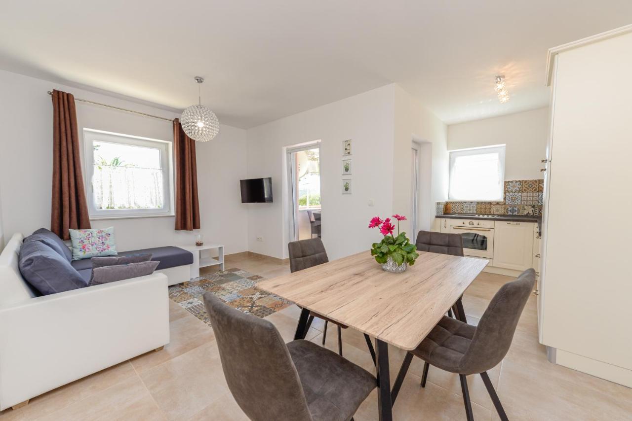 Amfora - Cozy And Modern For Up To 15 People, 100m From The Sea And Stara Novalja