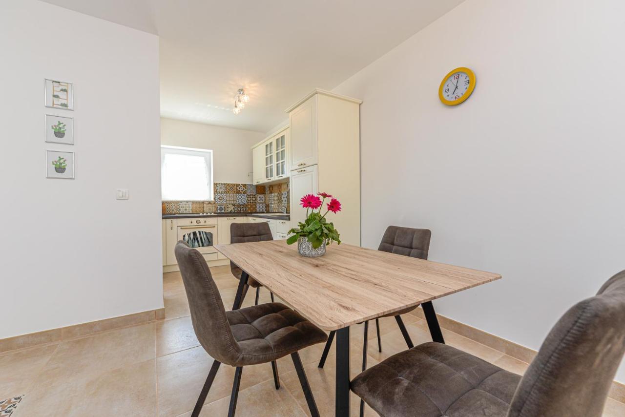 Apartment Amfora - Cozy And Modern For Up To 15 People, 100m From The Sea And